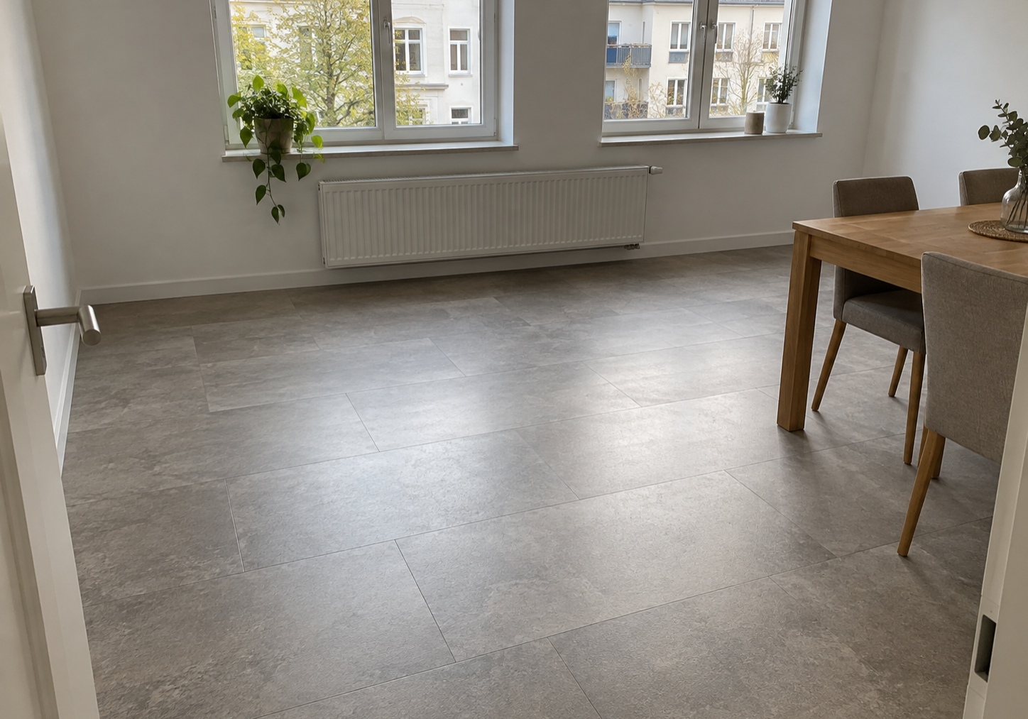 Modernes Esszimmer mit Steinoptikboden-3